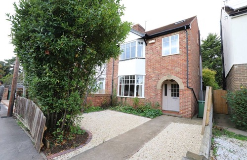 Oxford House | Pass the Keys | Real Oxford Family Home + Garden - Sleeps 6