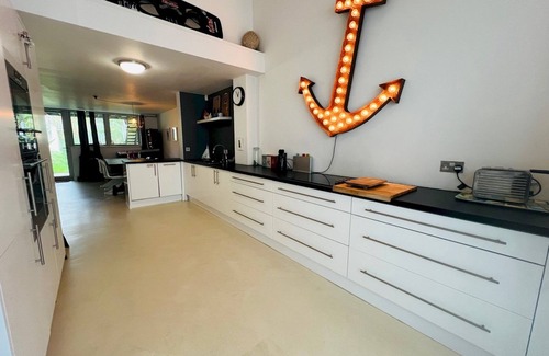 Camber House | Pass the Keys | Royal Sands - A Beachside Haven