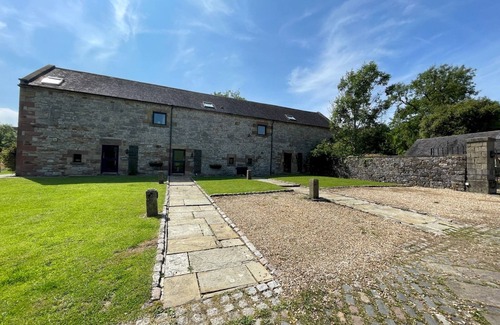 Longnor House | Pass the Keys | Rustic & Spacious Stone Cottage for 6 & Dogs
