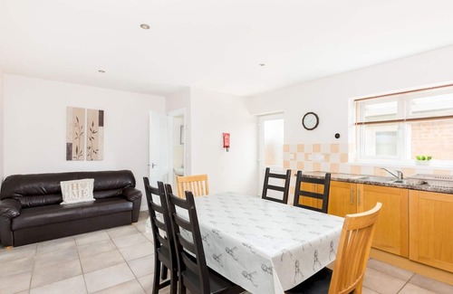Leamington Spa House | Pass the Keys | Self Contained 2 Bed with Parking Leamington Spa
