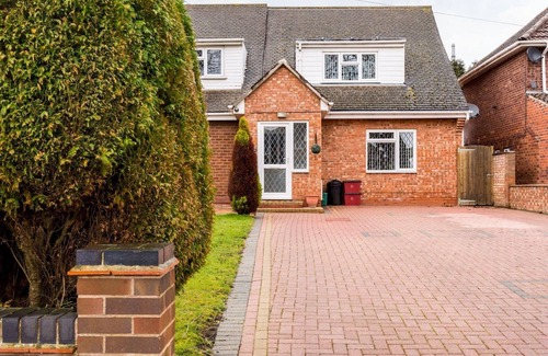 Leamington Spa House | Pass the Keys | Self Contained 2 Bed with Parking Leamington Spa