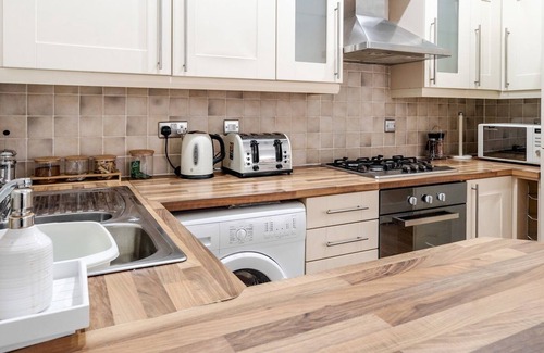 Liverpool Apartment | Pass the Keys | Serenity in the Suburbs: Modern 2BR Apartment
