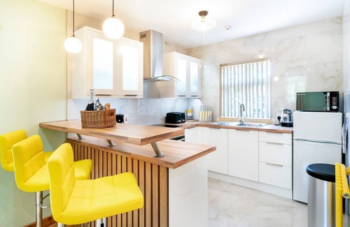 Belfast City Centre Apartment | Pass the Keys | Simply Stunning 2BR | City Centre | Queens Uni
