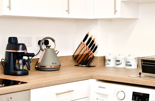 Whitchurch Apartment | Pass the Keys | Sleek 1 Bed Apartment w Parking