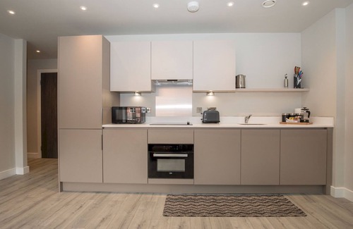 Slough Apartment | Pass the Keys |Sophisticated Apartment w/Parking - Central Slough