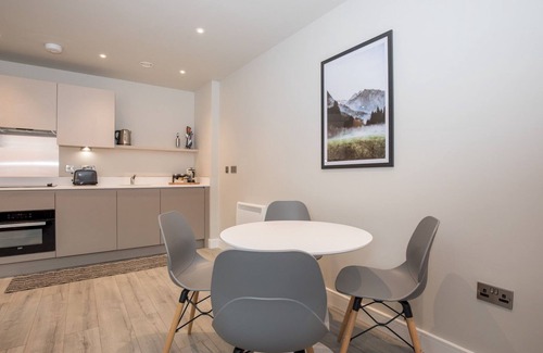 Slough Apartment | Pass the Keys |Sophisticated Apartment w/Parking - Central Slough