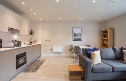 Slough Apartment | Pass the Keys |Sophisticated Apartment w/Parking - Central Slough