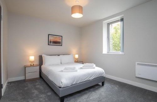 Slough Apartment | Pass the Keys Sophisticated Apartment w Parking - Central Slough