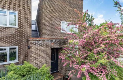 Runnymede House | Pass the Keys | Spacious family home in Surrey