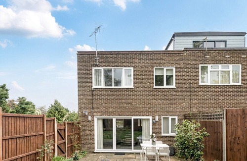 Runnymede House | Pass the Keys | Spacious family home in Surrey