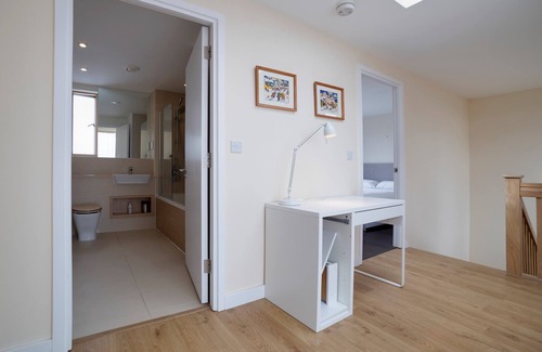 Trumpington House | Pass the Keys | Spacious 3Bedroom Home by Addenbrooke's Hospital