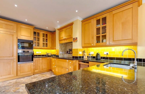 Cambridge House | Pass the Keys | Spacious Victorian Home with Free Parking
