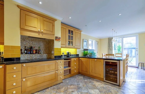 Cambridge House | Pass the Keys | Spacious Victorian Home with Free Parking