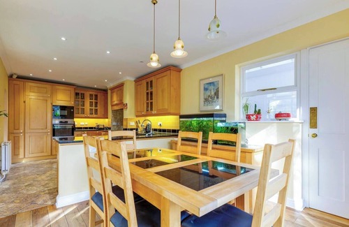 Cambridge House | Pass the Keys | Spacious Victorian Home with Free Parking