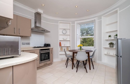 Upper Town Apartment | Pass the Keys | Spacious 3 bed apartment in prime central location