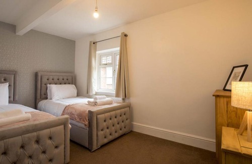 Old Windsor House | Pass the Keys Spacious 4 Bed by River Thames Old Windsor
