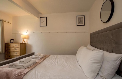 Old Windsor House | Pass the Keys Spacious 4 Bed by River Thames Old Windsor