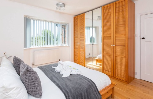 Heworth House | Pass the Keys | Spacious Family Home with Orchard