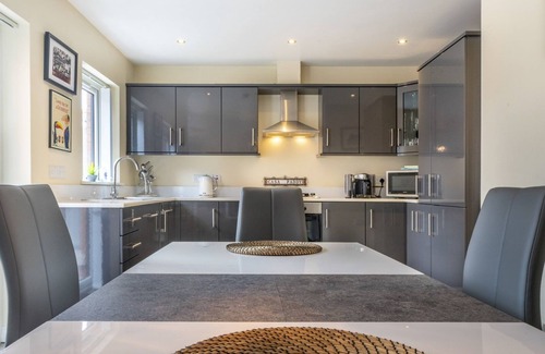 Ormeau House | Pass the Keys | Spacious 3BR Home | Parking | Cafes & Restaurants