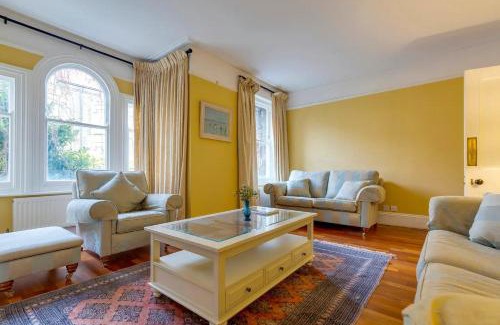 Cambridge House | Pass the Keys Spacious Victorian Home with Free Parking