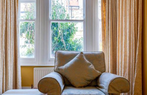 Cambridge House | Pass the Keys Spacious Victorian Home with Free Parking