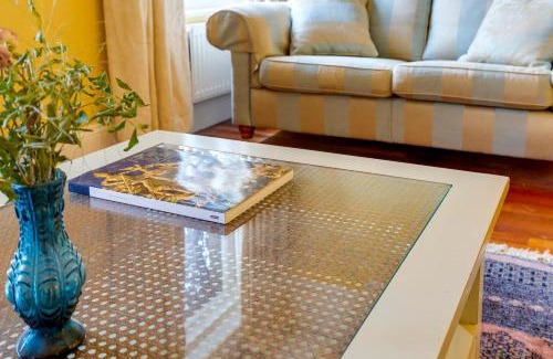 Cambridge House | Pass the Keys Spacious Victorian Home with Free Parking