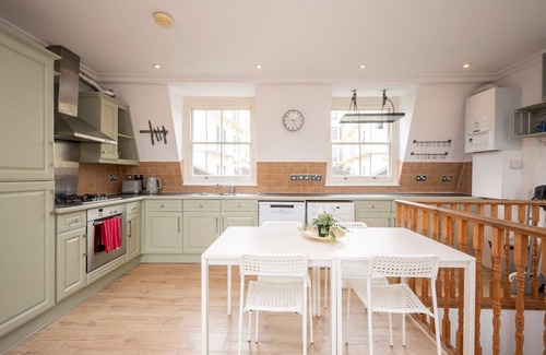 Tollington Apartment | Pass the Keys | Spacious and Bright Duplex Flat with 2 Balconies