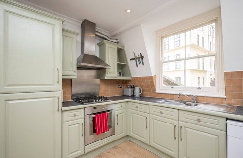 Tollington Apartment | Pass the Keys | Spacious and Bright Duplex Flat with 2 Balconies