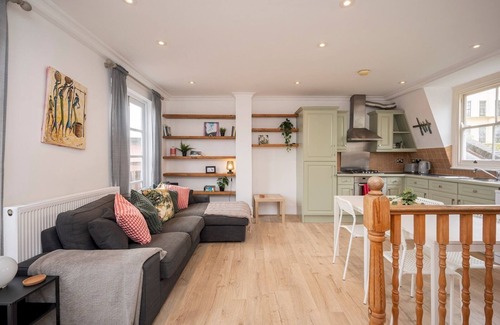 Tollington Apartment | Pass the Keys | Spacious and Bright Duplex Flat with 2 Balconies