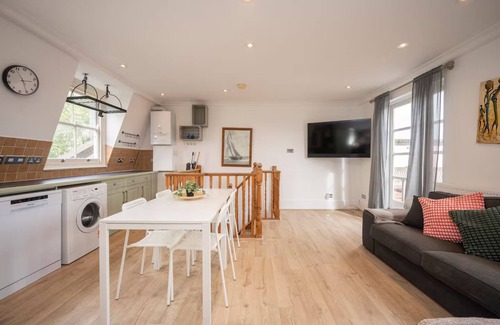Tollington Apartment | Pass the Keys | Spacious and Bright Duplex Flat with 2 Balconies