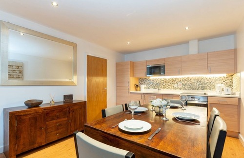 Whittington Apartment | Pass the Keys | Spacious 2Bed & 2Bath Near RAF Museum – Colindale