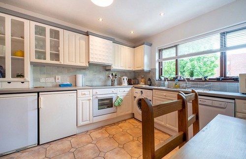 Queens Quarter Apartment | Pass the Keys | Stunning 3 BR Apt Leafy South Belfast with Lots Nearby