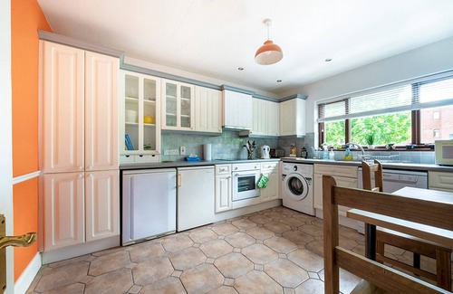Queens Quarter Apartment | Pass the Keys | Stunning 3 BR Apt Leafy South Belfast with Lots Nearby