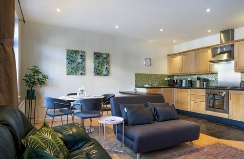 Belfast City Centre Apartment | Pass the Keys | Stunning 2BR Apt with Balcony Next to Queens Uni