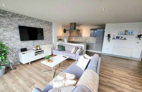 Belfast Apartment | Pass the Keys | Stunning Penthouse with Balcony | Sunset Views