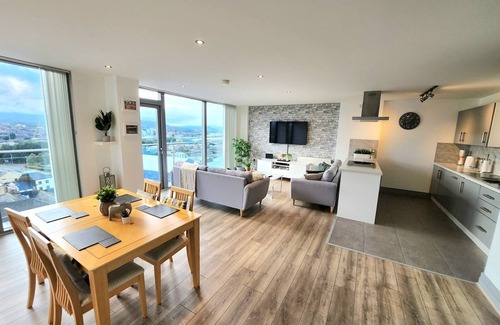 Belfast Apartment | Pass the Keys | Stunning Penthouse with Balcony | Sunset Views