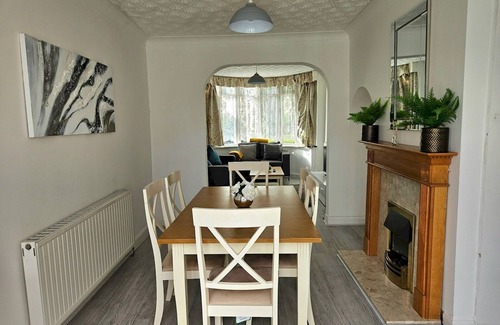 Bloxwich House | Pass the Keys | Stylish 3 Bedroom Home in the Heart of Birmingham