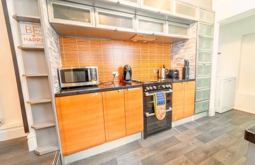 Nottingham House | Pass the Keys | Stylish 5 bed near major companies
