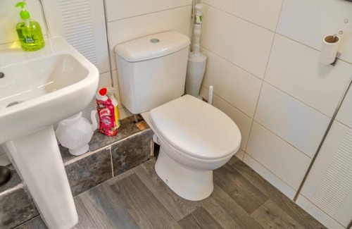 Nottingham House | Pass the Keys | Stylish 5 bed near major companies