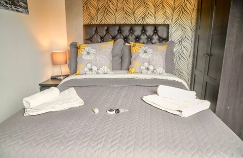 Nottingham House | Pass the Keys | Stylish 5 bed near major companies