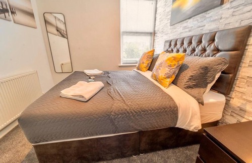 Nottingham House | Pass the Keys | Stylish 5 bed near major companies