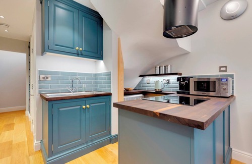 Cambridge House | Pass the Keys | Stylish and Modern Apartment| Free Parking