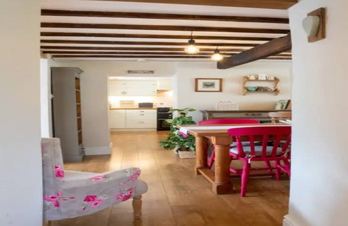 Lechlade House | Pass the Keys | Stylish and Spacious Cotswolds Cottage - Sleeps 6