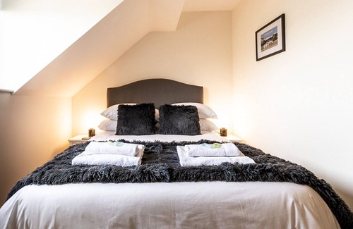 Exeter House | Pass the Keys | Stylish holiday townhouse by the Quay with parking
