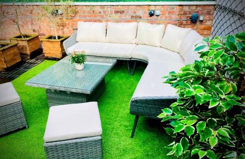 Shrewsbury House | Pass the Keys Superbly Located Handsome Georgian Townhouse