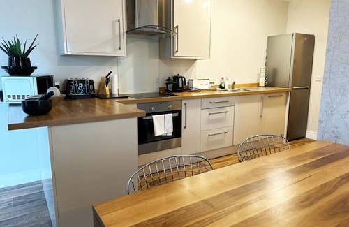 Cheltenham Apartment | Pass the Keys | The Coliseum central modern apartment with balcony