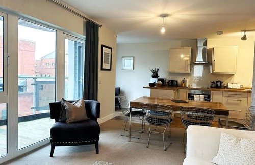 Cheltenham Apartment | Pass the Keys | The Coliseum central modern apartment with balcony