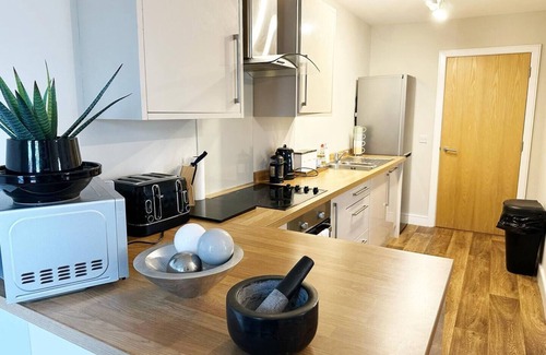 Cheltenham Apartment | Pass the Keys | The Coliseum central modern apartment with balcony