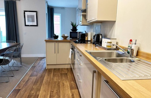 Cheltenham Apartment | Pass the Keys | The Coliseum central modern apartment with balcony