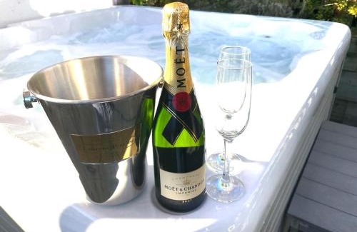 Hayfield House | Pass the Keys The Cosy Romantic and Elegant for 2 with Hot Tub